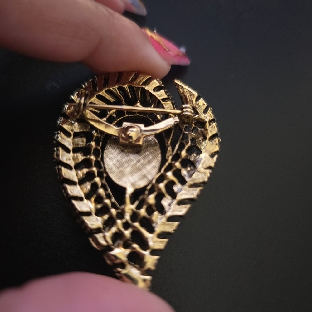 Vintage Purple Teardrop‎ Oval  Elegant Gold Tone Petal Brooch Pin - Picture 6 of 9